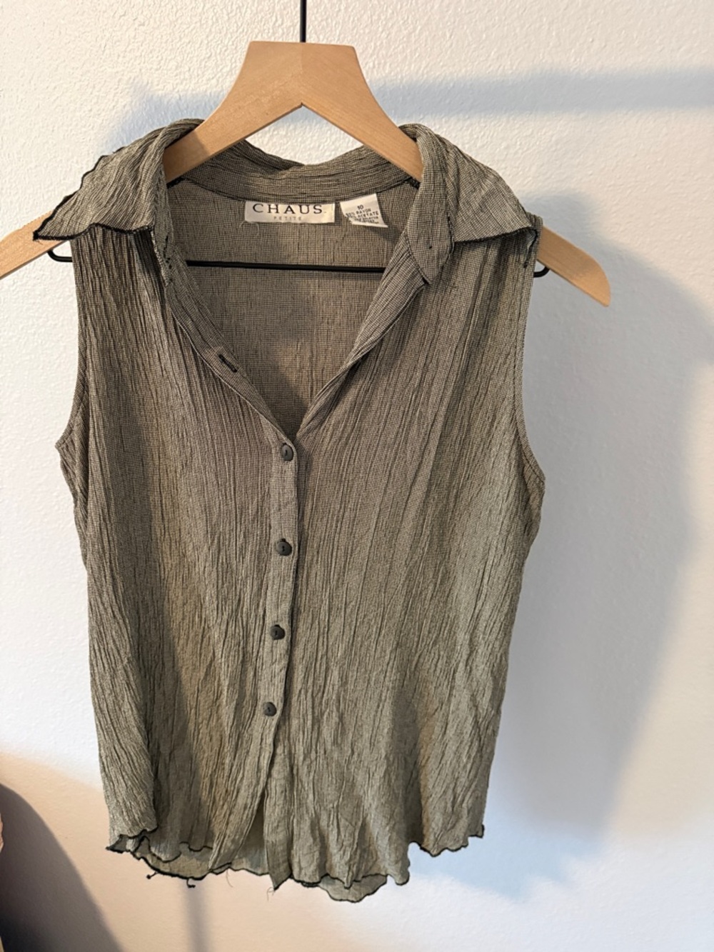 Chaus Vintage Size 10 Black and White Sleeveless Crinkle Button-Down Shirt